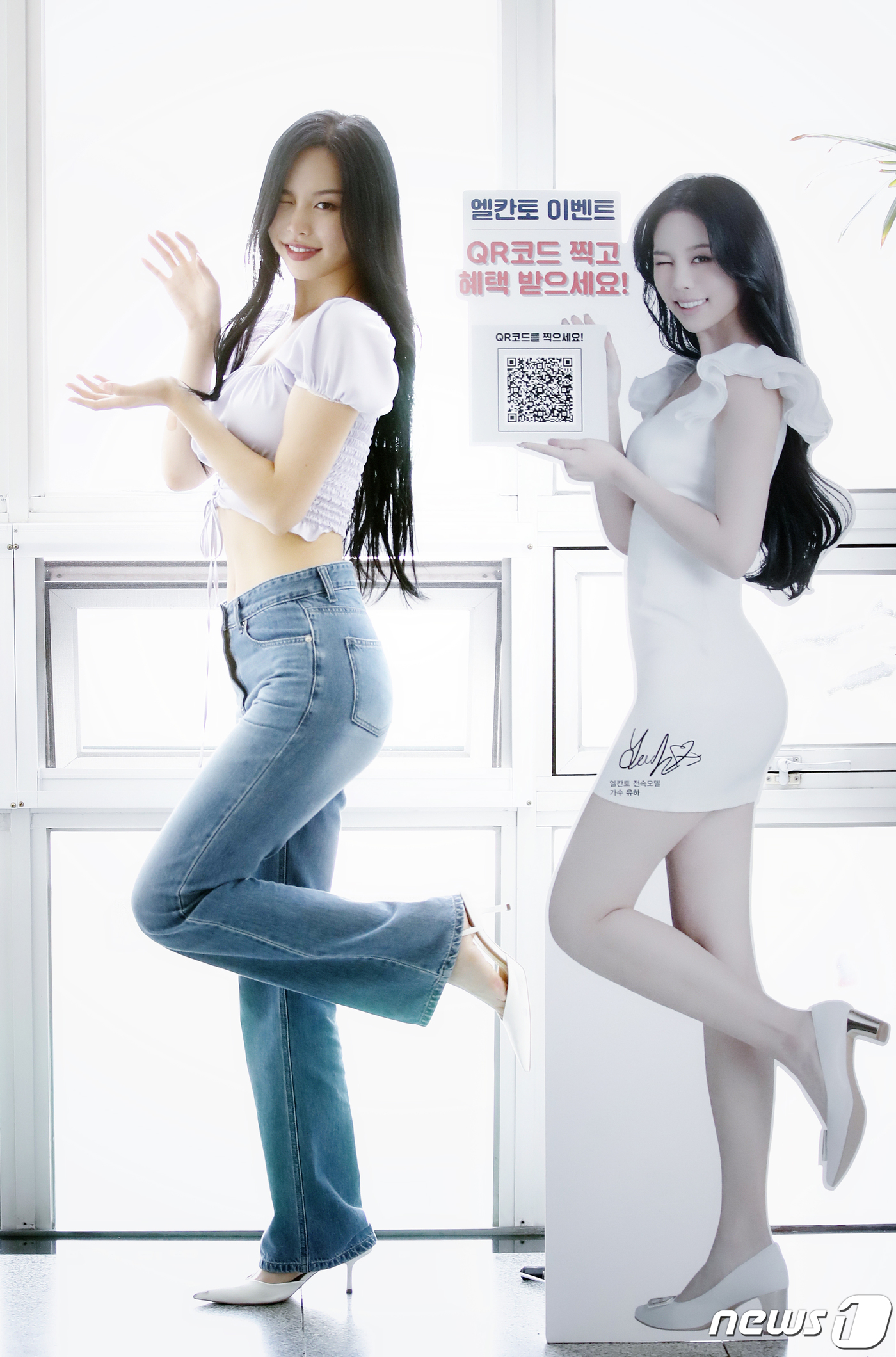 (서울=뉴스1) 권현진 기자 = 가수 유하가 서울 강남구 유니버셜뮤직에서 열린 뉴스1과의 인터뷰에 앞서 자신의 입간판 옆에서 포즈를 취하고 있다.유하는 지난 24일 더블 싱글 '스 …