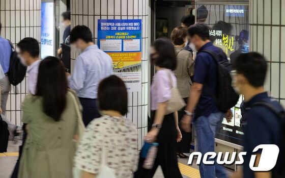 전국 6대 지하철노조가 파업 선포 기자회견을 개최한 23일 오전 서울 중구 지하철 시청역에 서울교통공사 노조 선전물이 게시돼 있다. 서울교통공사 노조는