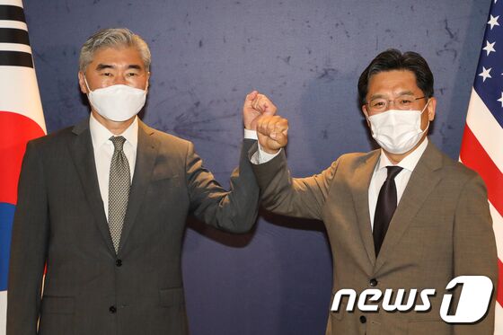 노규덕 한반도 평화교섭본부장(오른쪽)과 성 김 미국 대북특별대표가 23일 서울 중구 호텔 더 플라자에서 북핵수석대표 협의에 앞서 기념사진을 찍고 있다. © News1 사진공동취재단