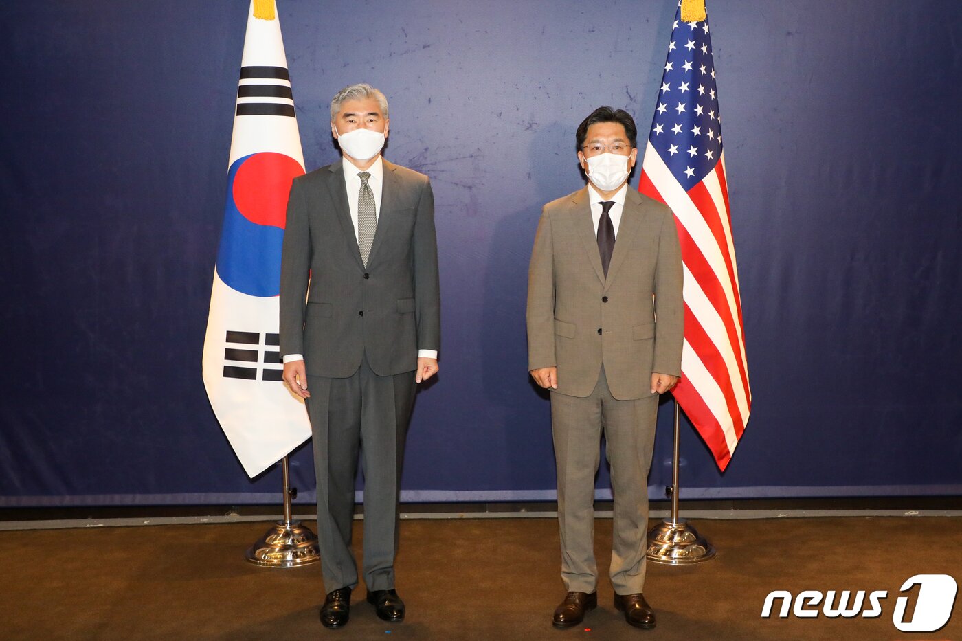 본문 이미지 - 노규덕 한반도 평화교섭본부장(오른쪽)과 성 김 미국 국무부 대북특별대표. 2021.8.23/뉴스1 ⓒ News1 사진공동취재단