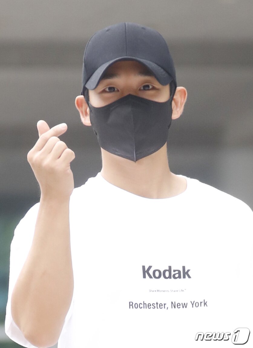 본문 이미지 - 배우 정해인이 23일 오전 서울 양천구 목동 SBS에서 진행되는 SBS 파워FM '박하선의 씨네타운'을 위해 방송국으로 들어서며 인사를 하고 있다. 2021.8.23/뉴스1 ⓒ News1 권현진 기자