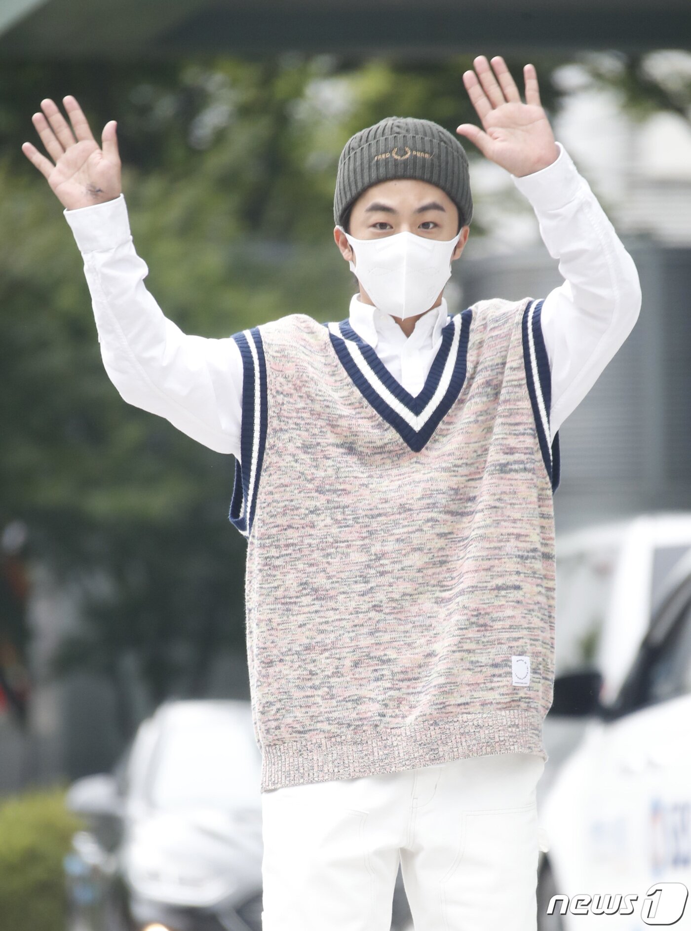 본문 이미지 - 배우 구교환이 23일 오전 서울 양천구 목동 SBS에서 진행되는 SBS 파워FM '박하선의 씨네타운'을 위해 방송국으로 들어서며 인사를 하고 있다. 2021.8.23/뉴스1 ⓒ News1 권현진 기자