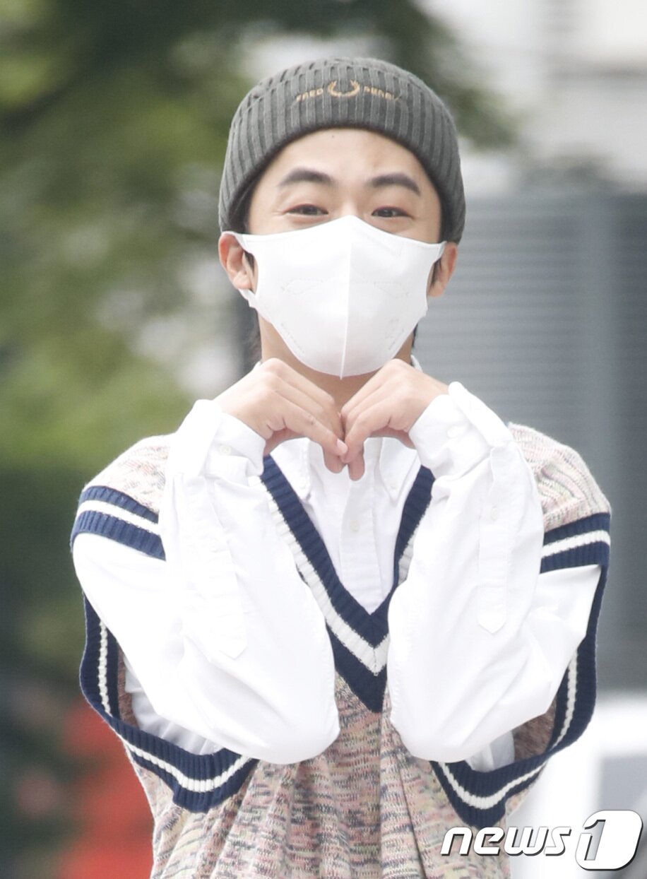 본문 이미지 - 배우 구교환이 23일 오전 서울 양천구 목동 SBS에서 진행되는 SBS 파워FM '박하선의 씨네타운'을 위해 방송국으로 들어서며 인사를 하고 있다. 2021.8.23/뉴스1 ⓒ News1 권현진 기자