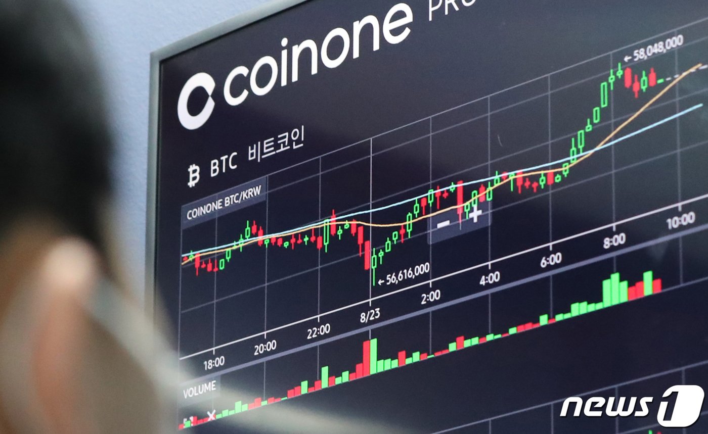 본문 이미지 - 사진은 서울 용산구 코인원의 가상화페 시세전광판. 2021.8.23/뉴스1 ⓒ News1 이성철 기자