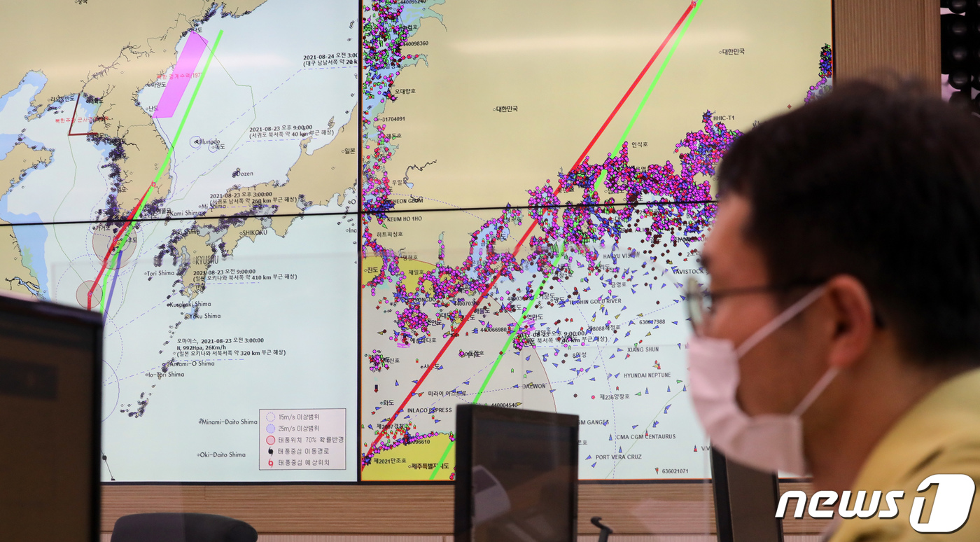 (세종=뉴스1) 장수영 기자 = 해양수산부 상황실 직원들이 23일 정부세종청사 해수부 종합상황실에서 제12호 태풍 오마이스 예상 이동 경로를 살펴보며 피해 예방 대책 등을 논의하고 …