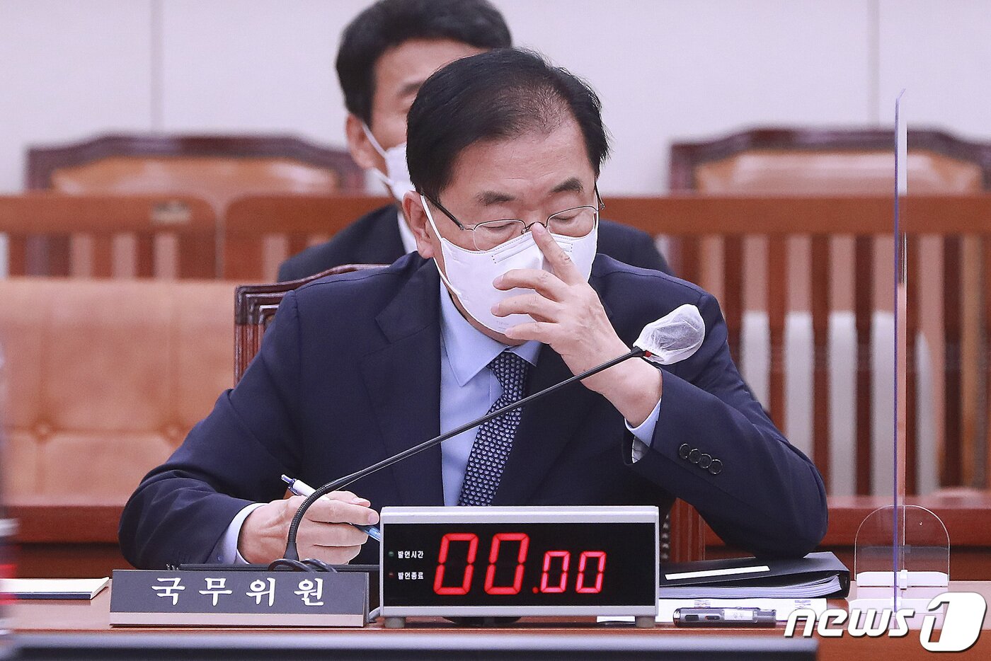 본문 이미지 - 정의용 외교부 장관이 23일 오후 서울 여의도 국회 외교통일위원회 전체회의에서 안경을 고쳐쓰고 있다. 2021.8.23/뉴스1 ⓒ News1 이동해 기자