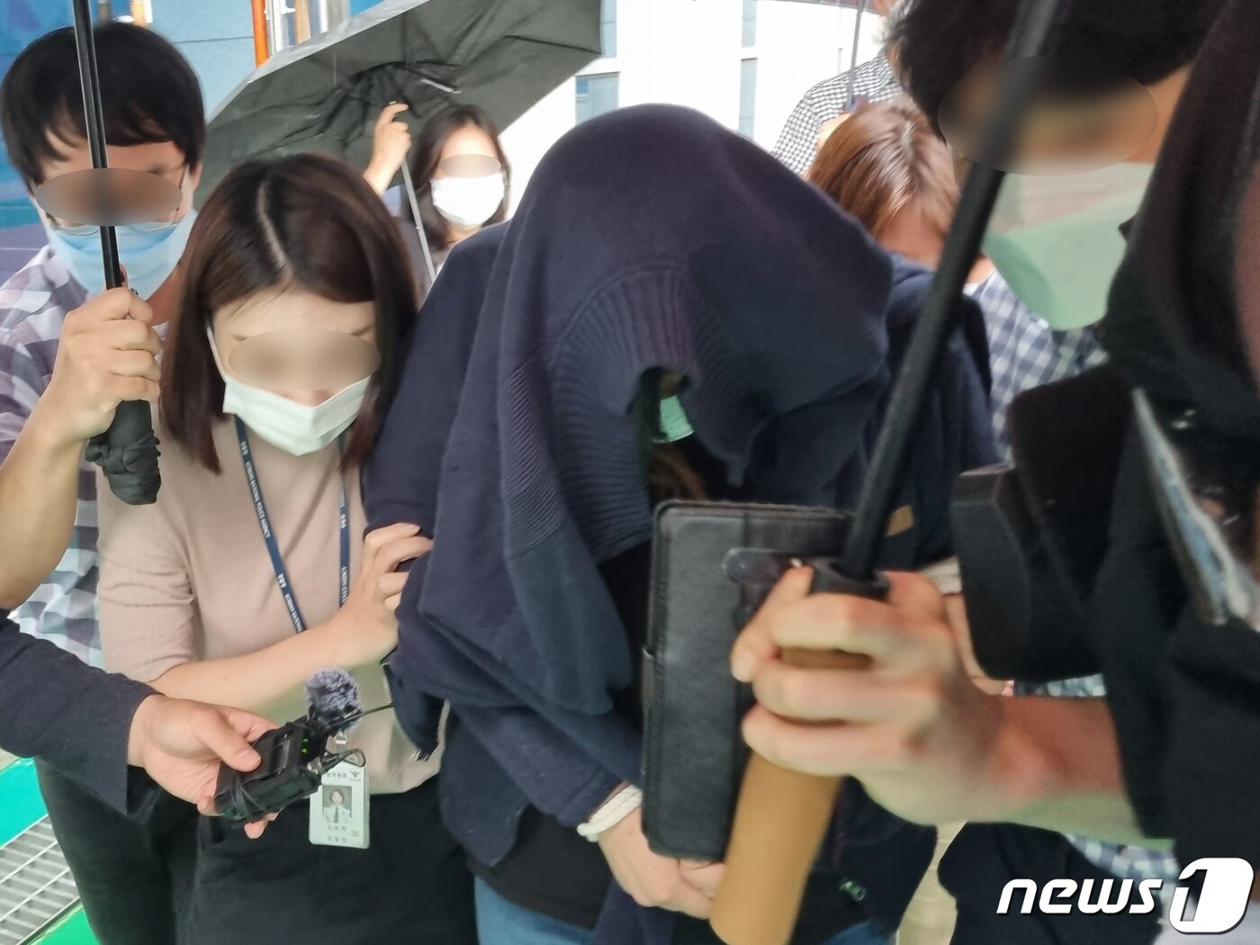 본문 이미지 - 자신이 낳은 아기를 음식물 쓰레기통에 유기한 혐의를 받는 피의자 ⓒ News1 