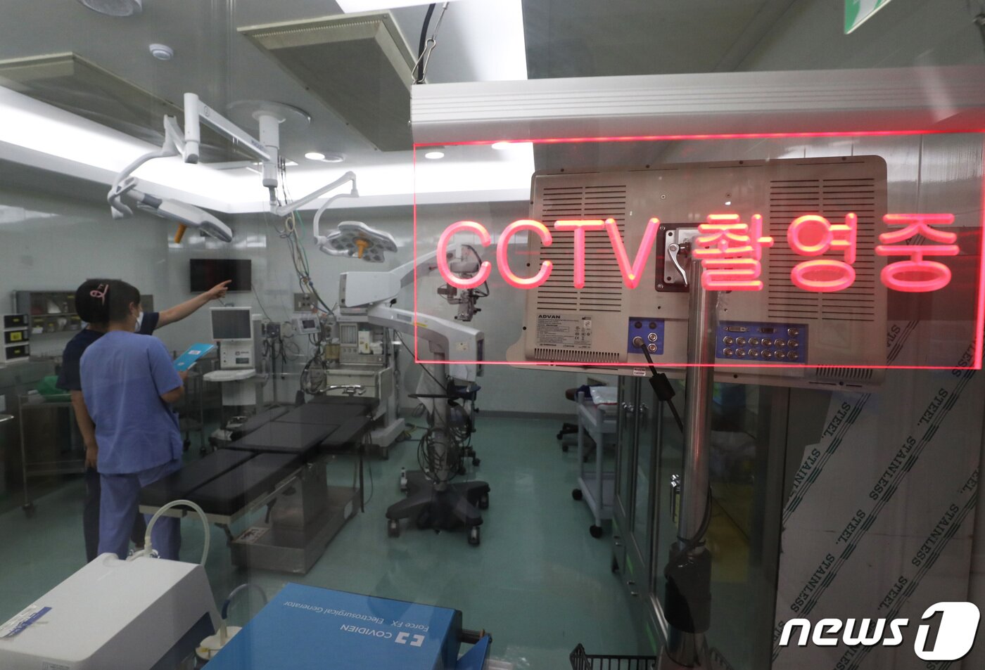 본문 이미지 - 경기도의 한 병원 수술실에서 관계자들이 CCTV를 점검하고 있다. /뉴스1 ⓒ News1 김영운 기자