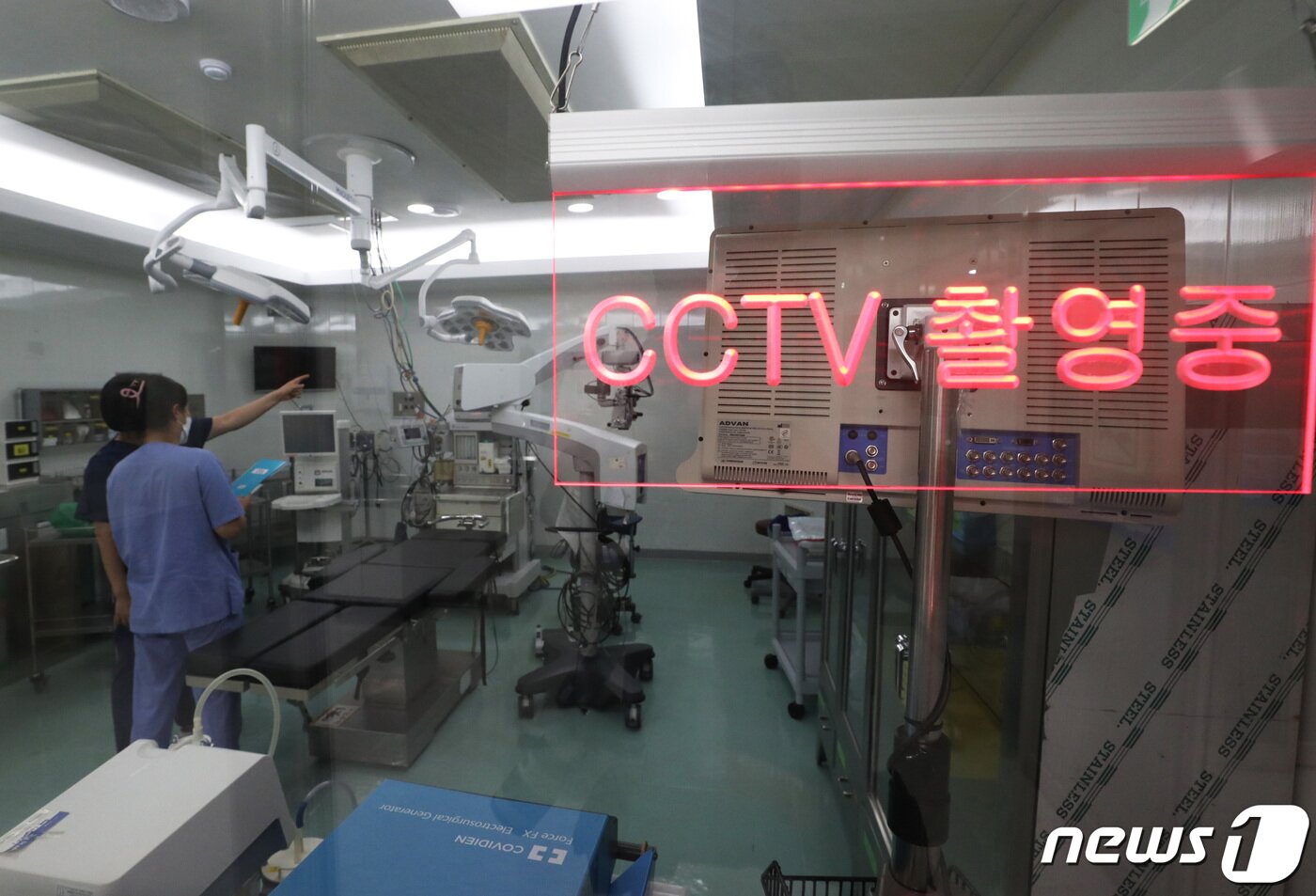 경기도의 한 병원 수술실에서 관계자들이 CCTV를 점검하고 있다. /뉴스1 ⓒ News1 김영운 기자