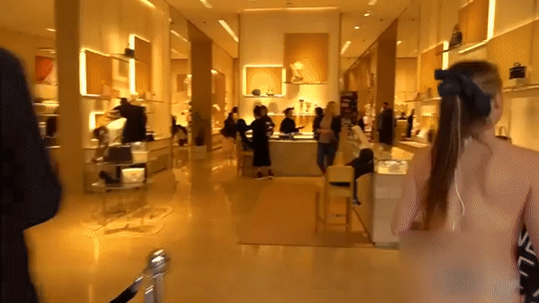 본문 이미지 - 완전 채식주의를 지향하는 호주의 유명 '비거니즘' 태시 피터슨이 루이비통 매장에서 시위를 벌였다. (태시 피터슨 인스타그램 갈무리) ⓒ 뉴스1