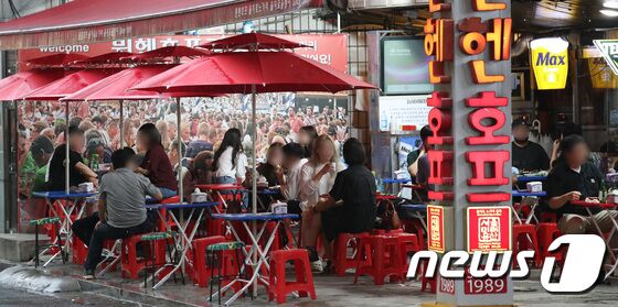 신종 코로나바이러스 감염증(코로나19) 확산 예방을 위한 사회적 거리두기가 2주 연장된 23일 서울 시내의 한 음식점에서 시민들이 모임을 갖고 있다. 정부의 거리두기 조정안에 따르면 4단계인 수도권 식당·카페는 밤 9시 이후 포장·배달만 허용된다. 다만 오후 6~9시 식당·카페 이용 시엔 예방접종 완료자 2명을 추가하는 경우 4명까지 사적 모임을 허용한다. 미접종자는 현행대로 2명까지만 모일 수 있다. © News1 임세영 기자