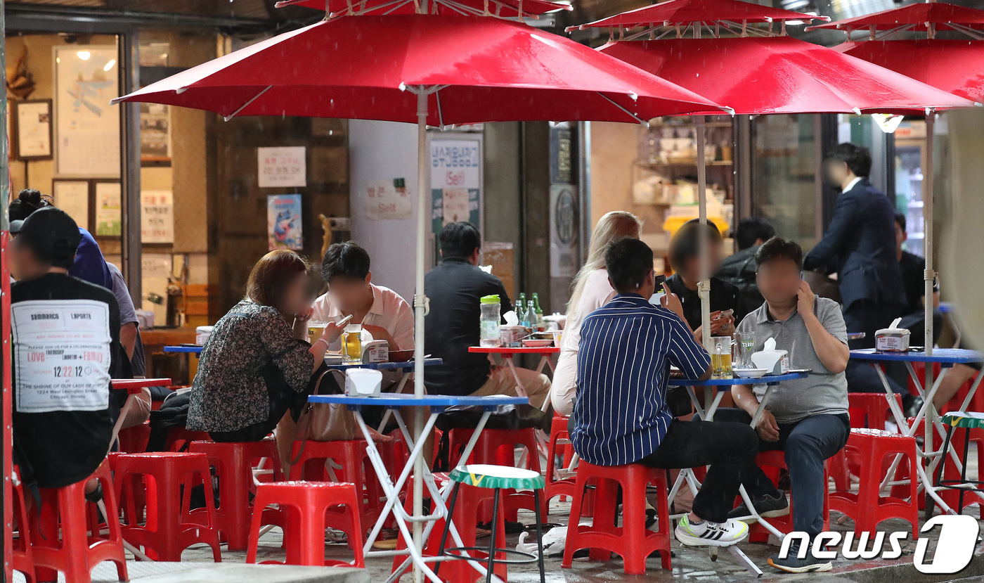 (서울=뉴스1) 임세영 기자 = 신종 코로나바이러스 감염증(코로나19) 확산 예방을 위한 사회적 거리두기가 2주 연장된 23일 서울 시내의 한 음식점에서 시민들이 모임을 갖고 있다 …