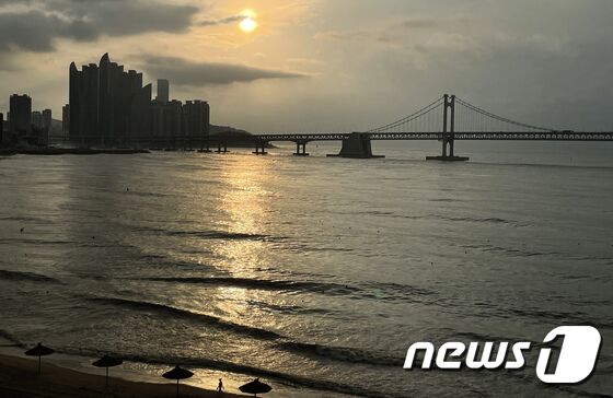태풍 '오마이스'가 경남 부근을 지나간 24일 오전 부산 수영구 광안대교 너머로 태양이 고개를 내밀고 있다. © News1 조태형 기자