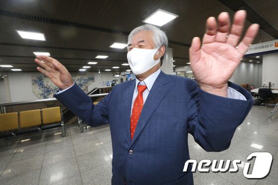 전광훈 사랑제일교회목사가 24일 오전 서울 서초구 서울중앙지방법원에서 열린 공직선거법위반등 공판기일에 출석하고 있다. © News1 임세영 기자