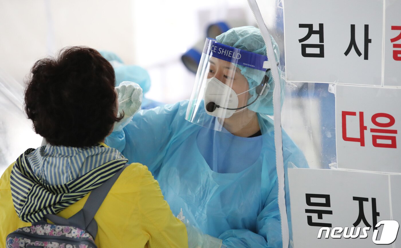 본문 이미지 - 24일 대전 중구 한밭체육관에 마련된 선별진료소에서 시민들이 검사를 받고 있다. 2021.8.24/뉴스1 ⓒ News1 김기태 기자