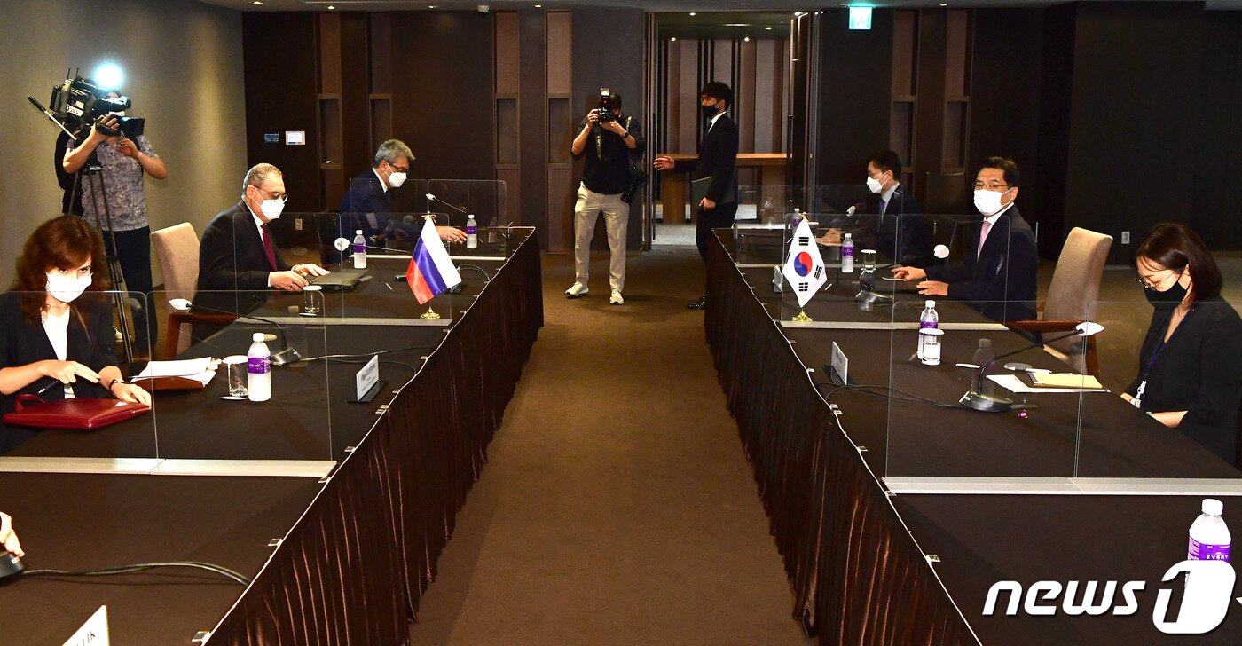 본문 이미지 - 노규덕 외교부 한반도평화교섭본부장과 이고르 마르굴로프 러시아 외교부 아시아태평양 차관이 24일 서울의 한 호텔에서 한-러 북핵수석대표 협의를 하고 있다. 2021.8.24/뉴스1 ⓒ News1 사진공동취재단