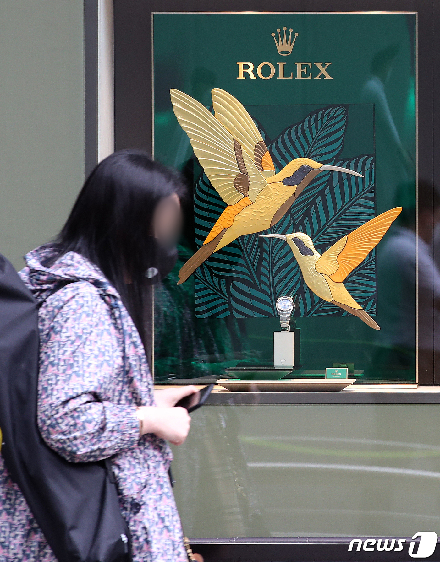 (서울=뉴스1) 김진환 기자 = 국내 시장에서 롤렉스 시계 가격이 사상 최고 수준까지 치솟았다. 인기 제품의 웃돈 가격이 시계 판매 가격의 두 배 수준인 3000만원에 육박할 정도 …