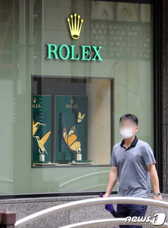 본문 이미지 - 한 시민이 서울 시내 한 백화점 명품관 내 롤렉스 매장을 지나는 모습. 2021.8.24/뉴스1 ⓒ News1 김진환 기자