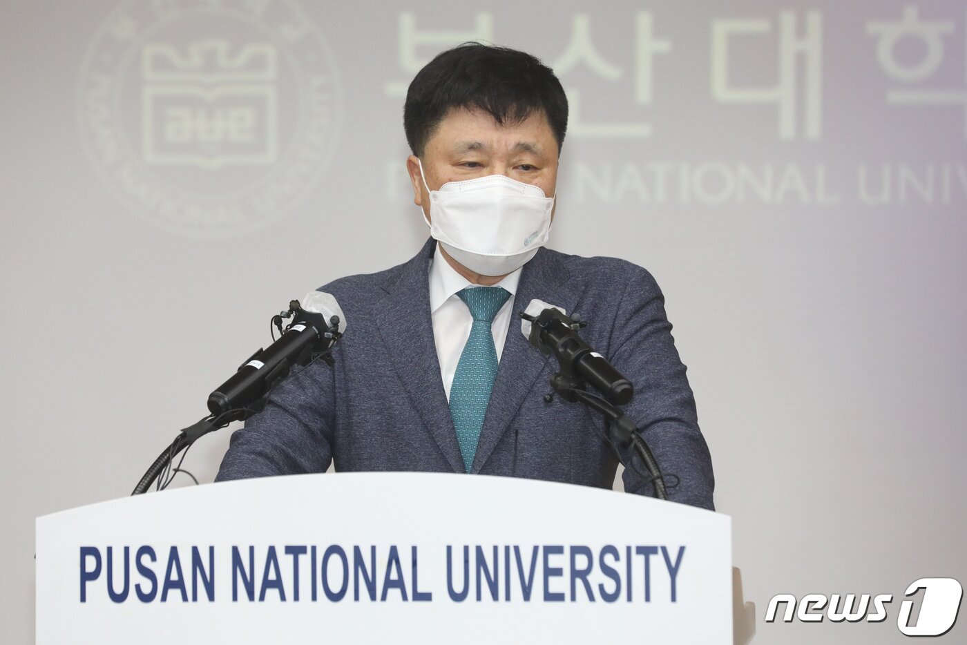 본문 이미지 - 박홍원 부산대 부총장이 24일 오후 부산 금정구 부산대학교 대학본부 본관 3층 대회의실에서 조국 딸 조민 씨의 부산대 의전원 입학전형공정위 조사, 최종 결과를 발표하고 있다. 이날 부산대는 조민 씨의 의전원 입학을 취소하기로 결정했다고 밝혔다. 2021.8.24/뉴스1 ⓒ News1 여주연 기자