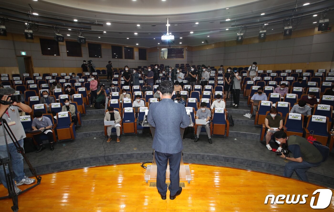 본문 이미지 - 지난 2021년 8월24일 박홍원 부산대 부총장이 부산대학교 대학본부 본관 3층 대회의실에서 조국 딸 조민 씨의 부산대 의전원 입학전형공정위 조사, 최종 결과를 발표하고 있다. 2021.8.24/뉴스1 ⓒ News1