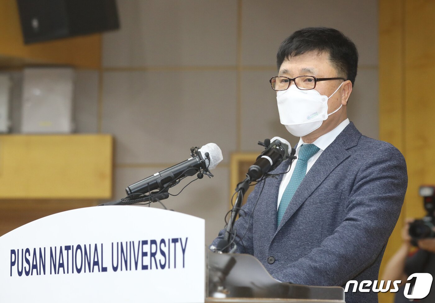 본문 이미지 - 박홍원 부산대 부총장이 조민씨의 부산대 의전원 입학전형공정위 조사, 최종 결과를 발표하고 있다.2021.8.24/뉴스1 ⓒ News1