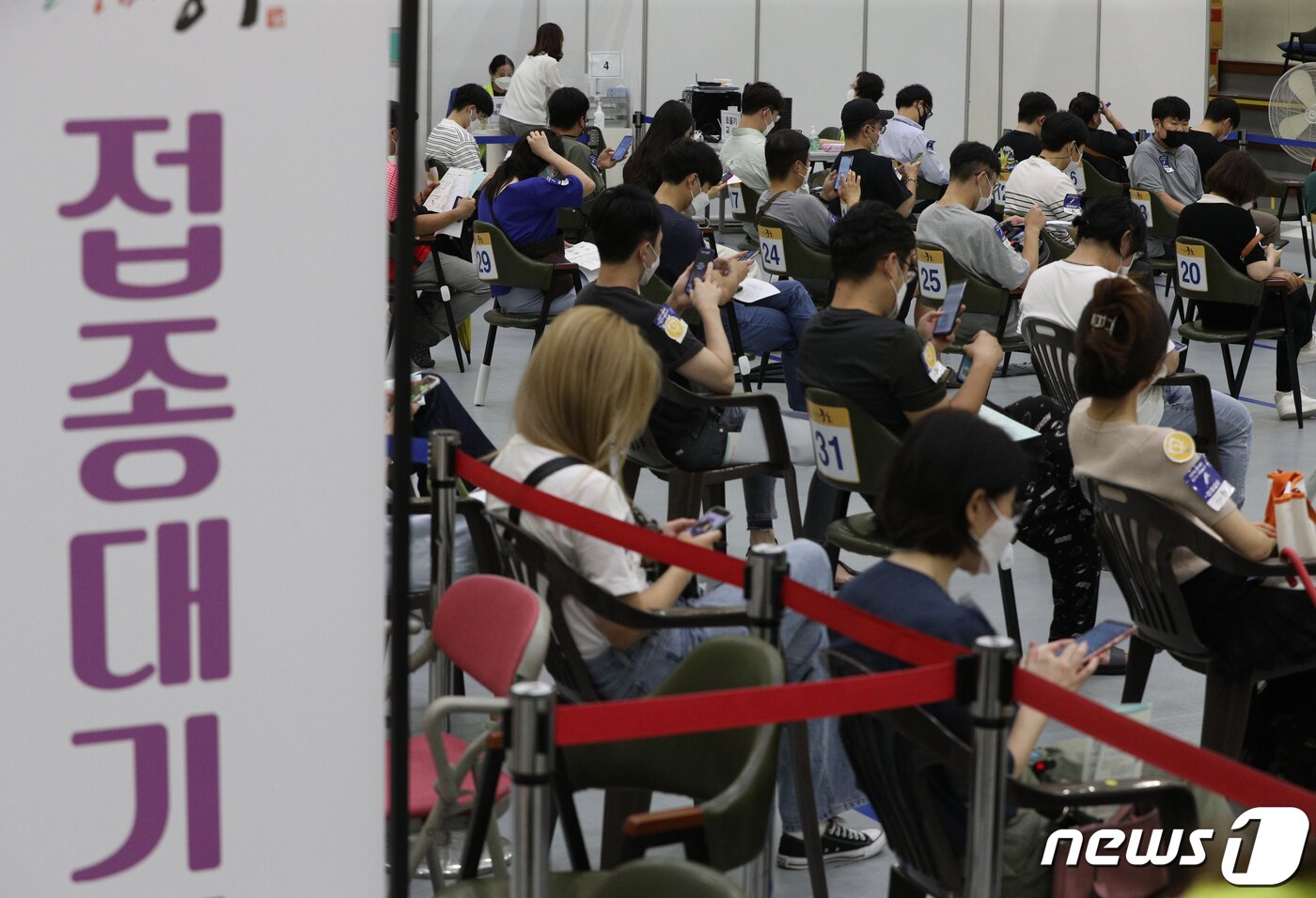 본문 이미지 - 서울 중구 예방접종센터에서 시민들이 신종 코로나바이러스 감염증(코로나19) 백신 접종을 마친 뒤 이상반응을 살피며 대기하고 있다. /뉴스1 ⓒ News1 신웅수 기자