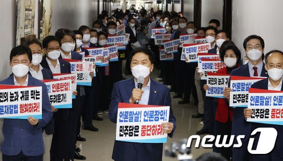 김기현 국민의힘 원내대표가 24일 서울 여의도 국회 법사위 회의실 앞에서 여당의 언론중재법 강행을 규탄하는 피켓을 들고 발언하고 있다. © News1 오대일 기자