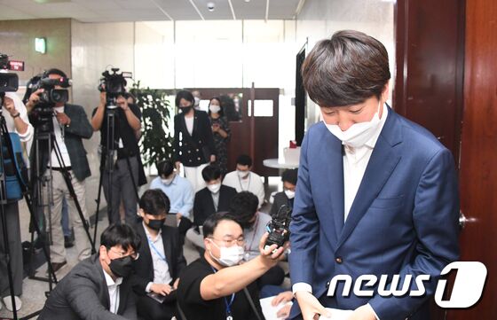 이준석 국민의힘 대표가 24일 서울 여의도 국회에서 열린 비공개 최고위원회 결과를 브리핑하고 있다. 국민의힘은 부동산 법령 위반 의혹을 받는 12명의 의원 중 1명을 '제명'하고 5명에게 '탈당권유'를 결정했다. © News1 오대일 기자