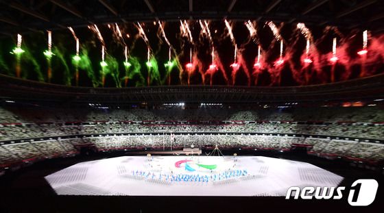 24일 오후 일본 도쿄 국립경기장(올림픽 스타디움)에서 열린 2020 도쿄 패럴림픽 개회식에서 축하 불꽃이 터지고 있다. © News1 사진공동취재단