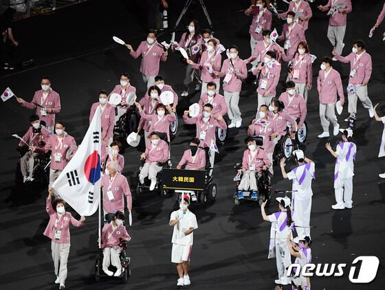 24일 오후 일본 도쿄 국립경기장(올림픽 스타디움)에서 열린 2020 도쿄 패럴림픽 개회식에서 대한민국 선수단이 입장하고 있다. 대한민국 선수단은 아프가니스탄 국기를 포함한 전체 163국 중 82번째로 입장했다. 기수는 보치아 대표팀의 최예진과 그의 경기파트너인 어머니 문우영씨가 맡았다. © News1 사진공동취재단