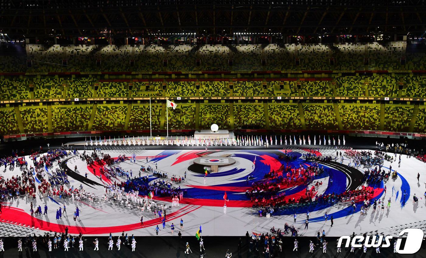 (서울=뉴스1) 사진공동취재단 = 24일 오후 일본 도쿄 국립경기장(올림픽 스타디움)에서 열린 2020 도쿄 패럴림픽 개회식에서 대한민국 선수단이 입장하자 태극 문양이 표현되고 있 …