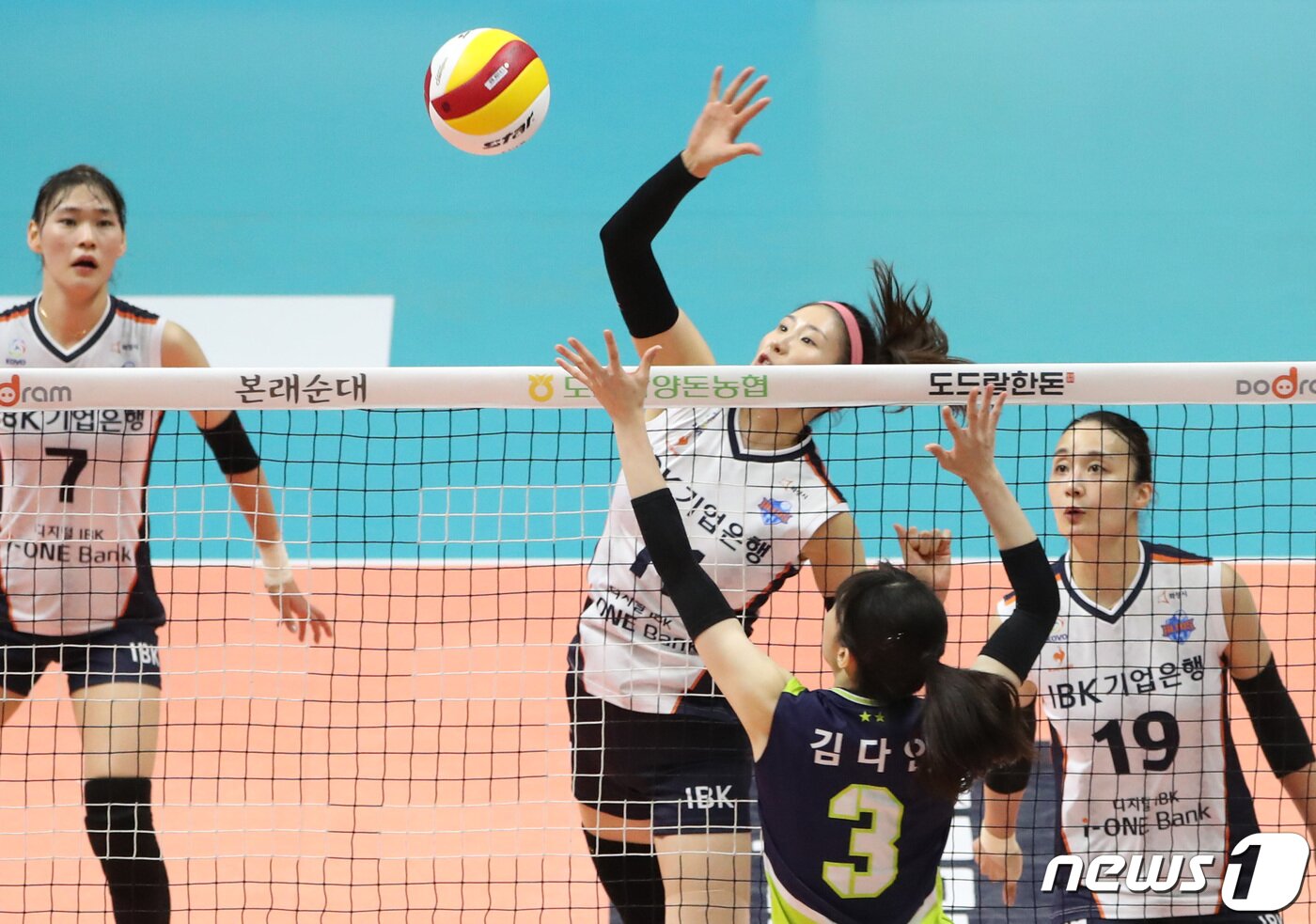 본문 이미지 - 24일 경기도 의정부시 녹양동 의정부체육관에서 열린 ‘2021 의정부·도드람컵 프로배구대회(KOVO컵)' 여자부 현대건설과 기업은행의 경기에서 기업은행 김수지가 스파이크를 하고 있다. 2021.8.24/뉴스1 ⓒ News1 이성철 기자