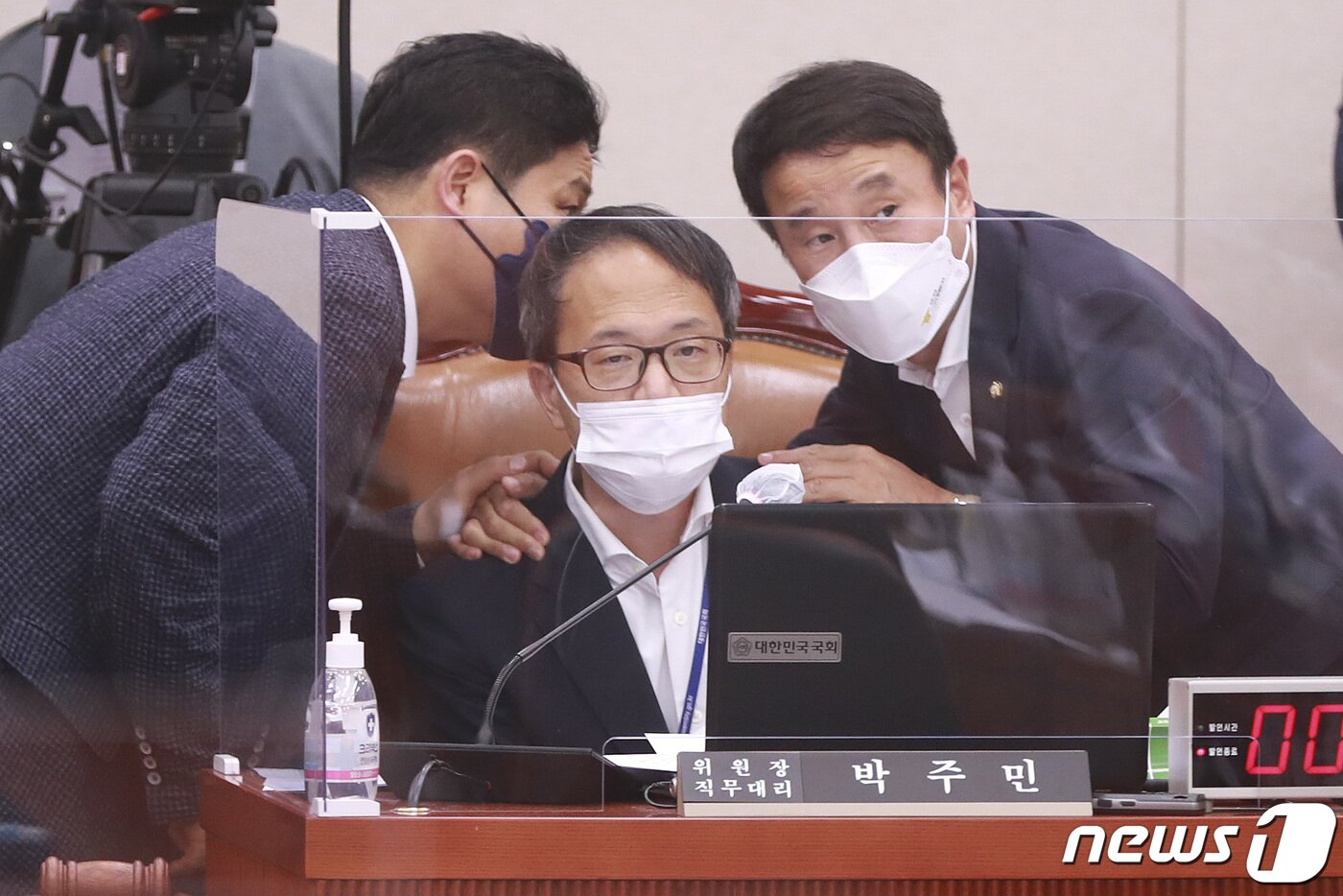 본문 이미지 - 박주민 위원장 직무대리가 25일 새벽 서울 여의도 국회에서 열린 법제사법위원회 전체회의에서 한병도 더불어민주당 원내수석부대표, 김영배 의원과 대화를 나누고 있다. 2021.8.25/뉴스1 ⓒ News1 이동해 기자