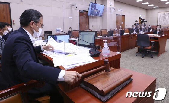 박주민 법사위 위원장 직무대리가 25일 서울 국회에서 열린 법제사법위원회 전체회의에서 언론중재 및 피해구제 등에 관한 법률 일부개정법률안(언론중재법)개정안을 통과 시키고 있다. © News1 이동해 기자