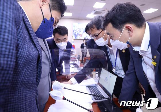 박주민 법사위 위원장 직무대리가 25일 서울 국회에서 열린 법제사법위원회 전체회의에서 언론중재 및 피해구제 등에 관한 법률 일부개정법률안(언론중재법)개정안 처리에서 앞서 더불어민주당 의원들과 대화를 나누고 있다. © News1 이동해 기자