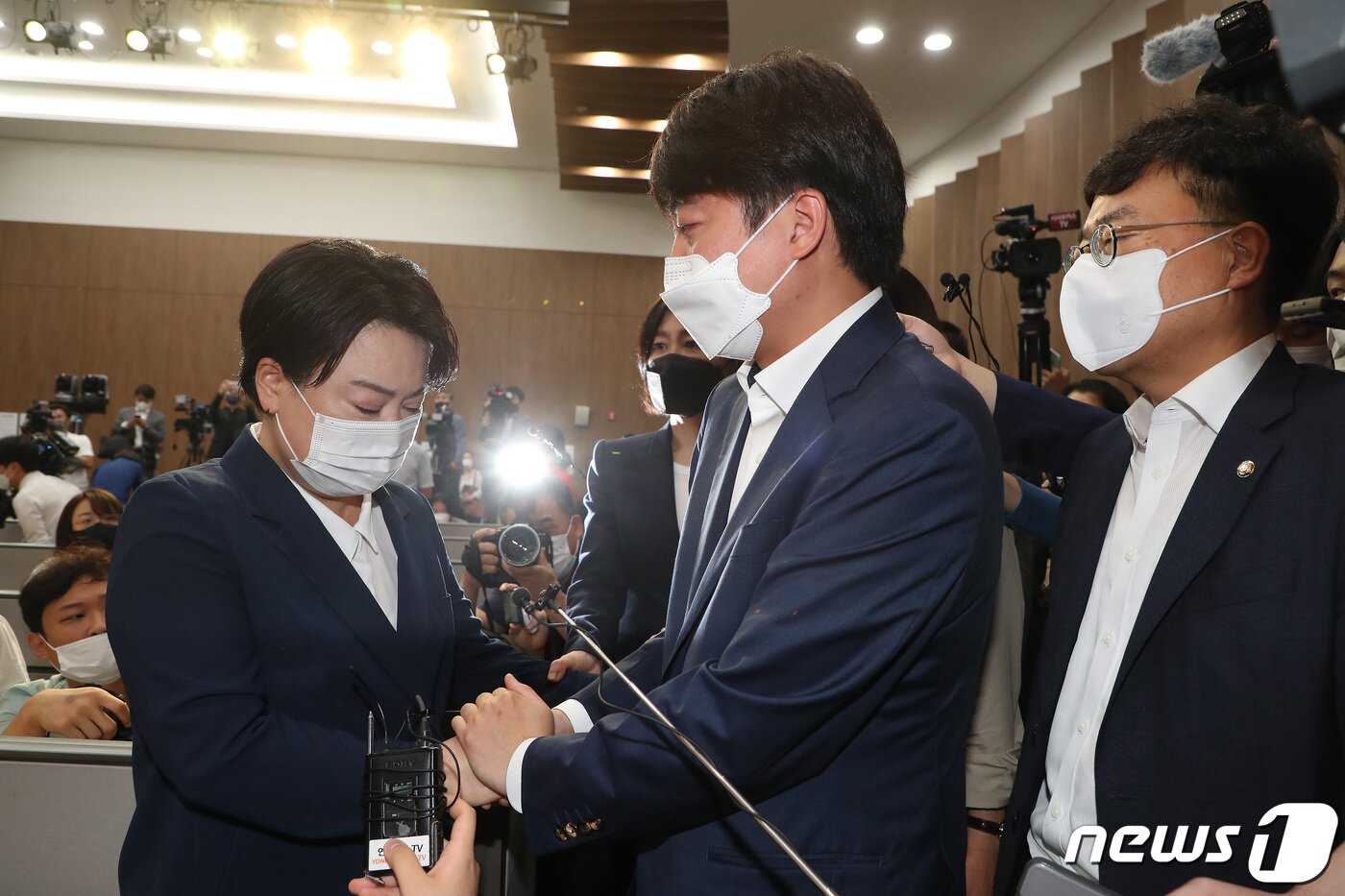 본문 이미지 - 25일 국회 소통관에서 국민권익위원회의 부동산 전수조사에서 농지법 위반 의혹이 제기된 의혹으로 윤희숙 국민의힘 의원이 의원직 사퇴를 선언한 가운데 이준석 대표가 기자회견장으로 찾아와 윤 의원을 만류하고 있다. 2021.8.25/뉴스1 ⓒ News1 이동해 기자