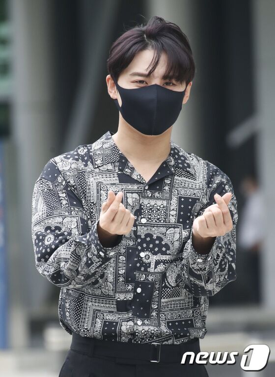 JYJ 김준수가 25일 서울 목동 SBS에서 진행된 SBS라디오 '허지웅쇼'를 위해 방송국으로 들어서며 심장 박동수를 올리는 하트를 보내고 있다. © News1 권현진 기자