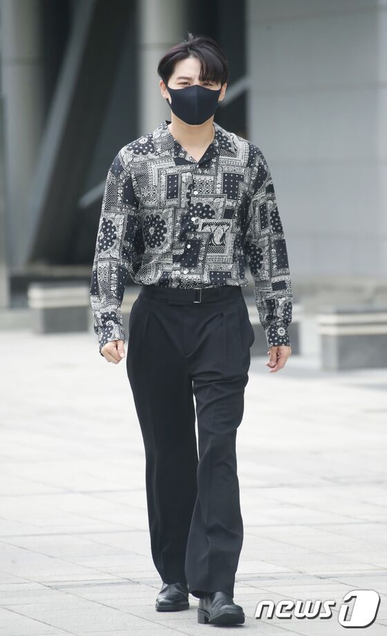 JYJ 김준수가 뮤지컬 '엑스칼리버' 홍보차 25일 서울 목동 SBS에서 진행된 SBS라디오 '허지웅쇼'에 참석하고 있다. © News1 권현진 기자