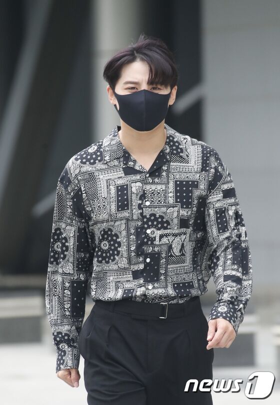 가수 겸 뮤지컬 배우 김준수가 25일 서울 목동 SBS에서 진행된 SBS라디오 '허지웅쇼'를 위해 방송국으로 들어서고 있다. © News1 권현진 기자