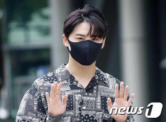 가수 겸 뮤지컬 배우 김준수가 25일 서울 목동 SBS에서 진행된 SBS라디오 '허지웅쇼'를 위해 방송국으로 들어서며 팬들에게 사랑스러운 손 인사를 하고 있다. © News1 권현진 기자
