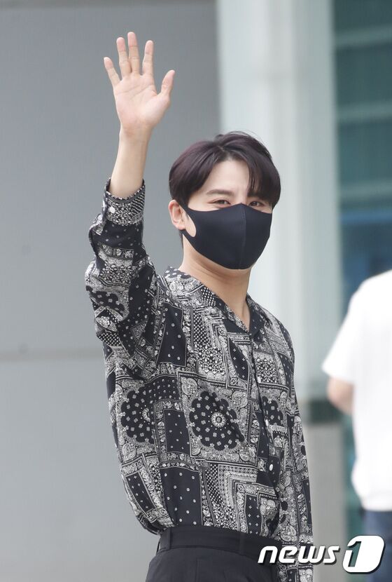 가수 겸 뮤지컬 배우 김준수가 25일 서울 목동 SBS에서 진행된 SBS라디오 '허지웅쇼'를 위해 방송국으로 들어서며 근사한 손인사를 하고 있다. © News1 권현진 기자