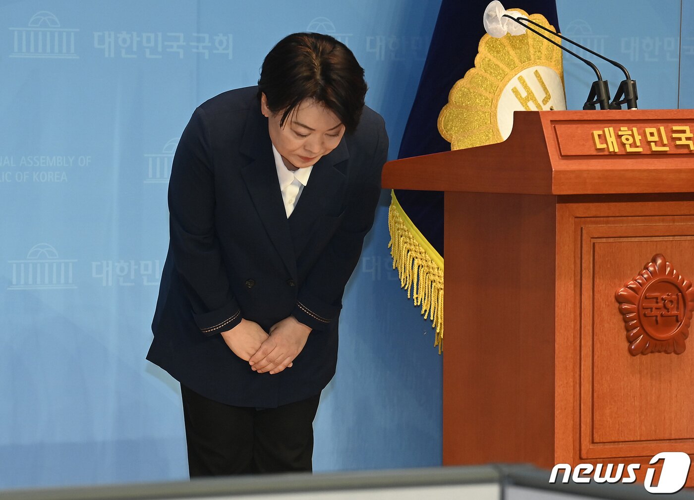 본문 이미지 - 국민의힘 대선 주자인 윤희숙 의원이 25일 오전 국회 소통관에서 대선 경선 및 의원직 사퇴 의사를 밝힌 뒤 인사를 하고 있다. 윤 의원은 이날 기자회견을 통해 "전 이 시간 부로 대통령 후보 경선을 향한 여정을 멈추겠다＂며 ＂또 국회의원직도 다시 서초갑 지역구민과 국민들께 돌려드리겠다＂고 말했다. 2021.8.25/뉴스1 ⓒ News1 이동해 기자