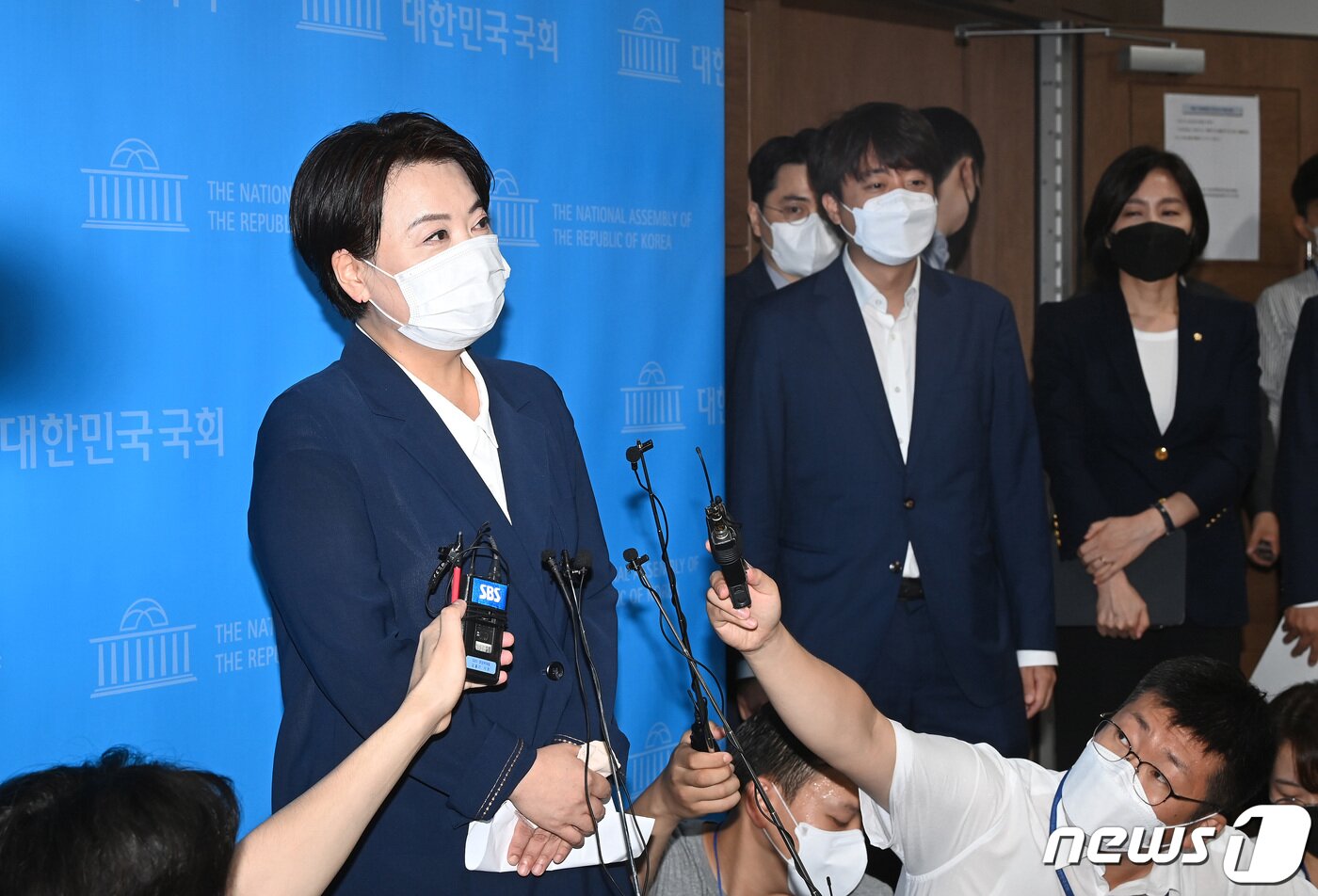 본문 이미지 - 국민의힘 대선주자인 윤희숙 의원이 25일 오전 국회 소통관에서 기자회견을 열고 대선 경선 및 의원직 사퇴 의사를 밝힌 뒤 질의에 답하고 있다. 윤 의원은 이날 기자회견을 통해 "전 이 시간 부로 대통령 후보 경선을 향한 여정을 멈추겠다＂며 ＂또 국회의원직도 다시 서초갑 지역구민과 국민들께 돌려드리겠다＂고 말했다. 2021.8.25/뉴스1 ⓒ News1 이동해 기자