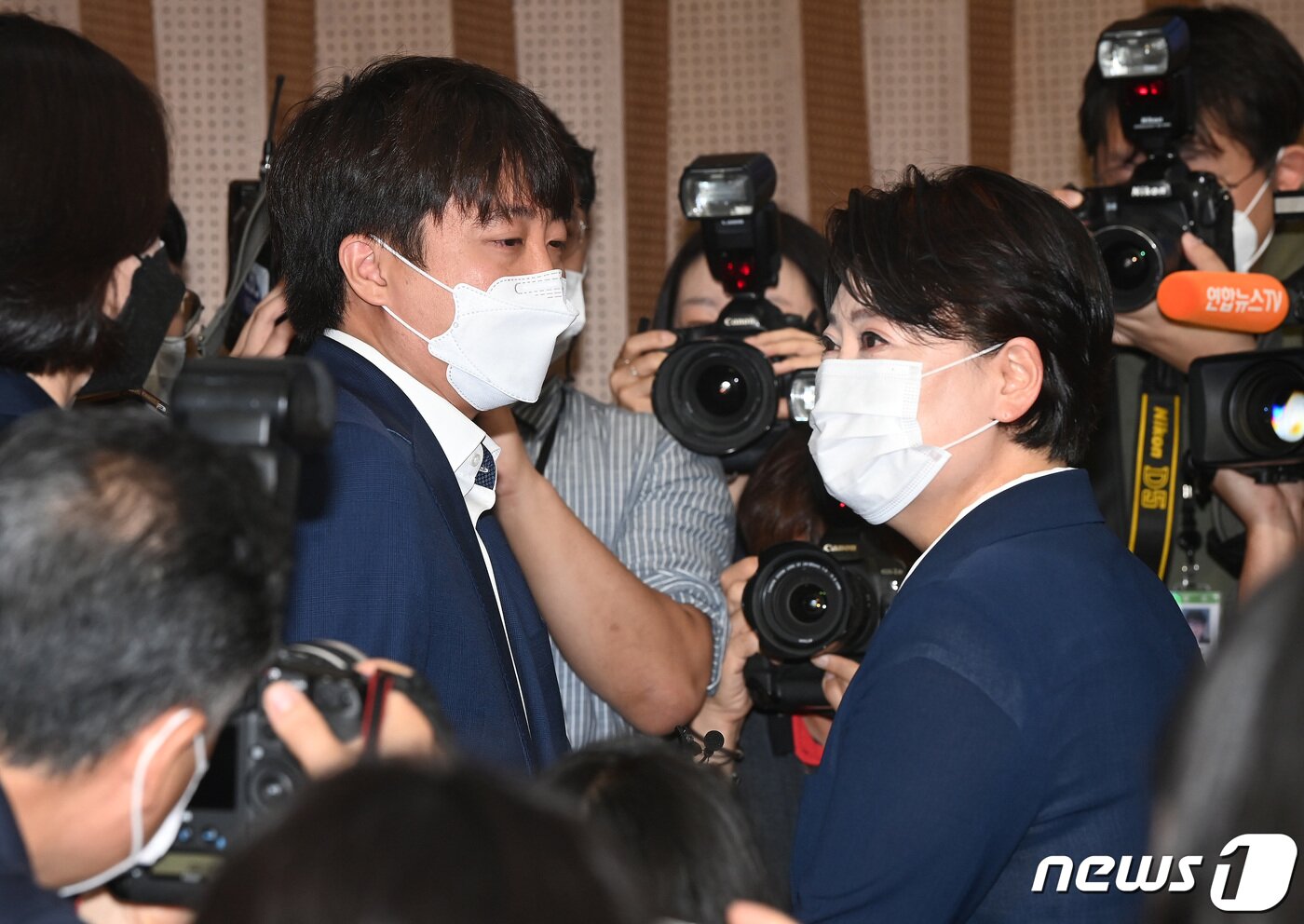 본문 이미지 - 이준석 국민의힘 대표가 25일 오전 국회 소통관에서 기자회견을 마친 윤희숙 의원과 이야기를 나누고 있다. 윤 의원은 이날 기자회견을 통해 "전 이 시간 부로 대통령 후보 경선을 향한 여정을 멈추겠다＂며 ＂또 국회의원직도 다시 서초갑 지역구민과 국민들께 돌려드리겠다＂고 말했다. 2021.8.25/뉴스1 ⓒ News1 이동해 기자