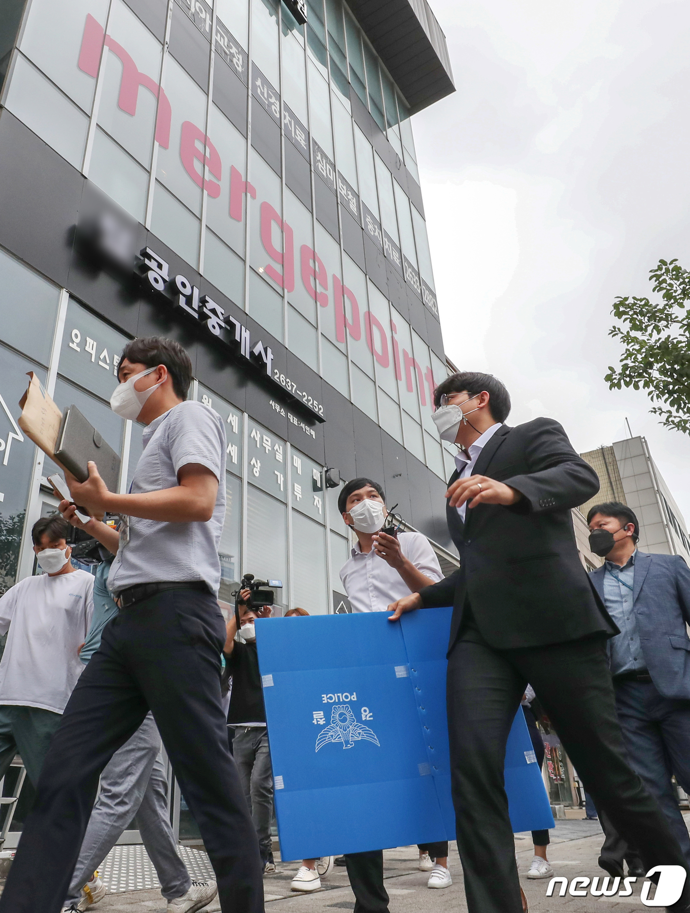 (서울=뉴스1) 민경석 기자 = 서울지방경찰청 금융범죄수사대 수사관들이 25일 오전 서울 영등포구 머지플러스 본사 압수수색에 착수하고 있다.경찰은 이날 대규모 환불 사태를 일으킨 …