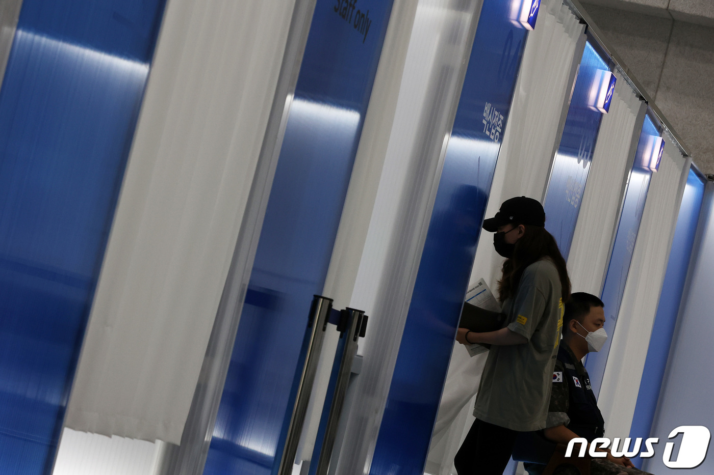 (서울=뉴스1) 조태형 기자 = 25일 오전 서울 동작구민체육센터에 마련된 예방접종센터에서 시민들이 코로나19 백신 접종을 받고 있다.정부는 9월 말까지 이어지는 40대 이하 예방 …