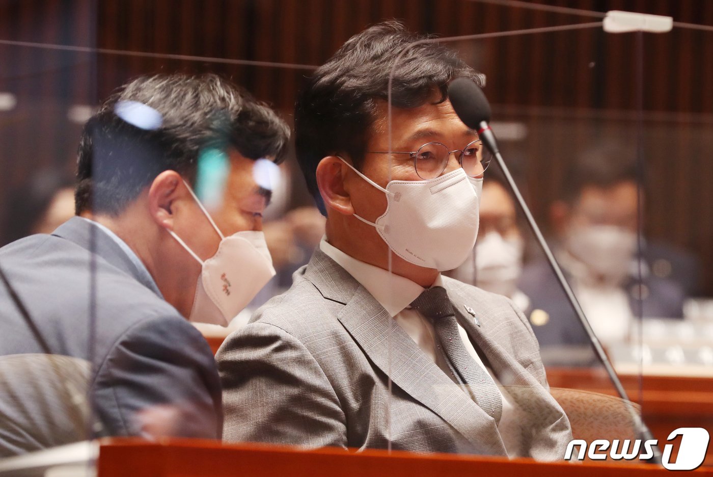 본문 이미지 - 송영길 전 더불어민주당 대표(오른쪽)가 윤관석 무소속(전 민주당) 의원과 대화하고 있다. 2021.8.25/뉴스1 ⓒ News1 오대일 기자