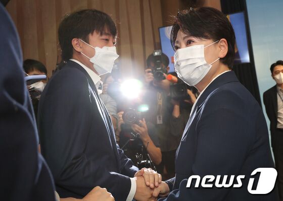 25일 국회 소통관에서 국민권익위원회의 부동산 전수조사에서 농지법 위반 의혹이 제기된 의혹으로 윤희숙 국민의힘 의원이 의원직 사퇴를 선언한 가운데 이준석 대표가 기자회견장으로 찾아와 윤 의원을 만류하며 눈물을 훔치고 있다. © News1 이동해 기자