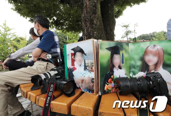 25일 서울 종로구 성균관대학교에서 졸업사진 사진사들이 졸업생을 기다리고 있다. 성균관대학교는 이번 여름 학위수여식을 25일 오전 학교 홈페이지와 유튜브를 통해 온라인으로 개최한다고 밝혔다. © News1 이성철 기자