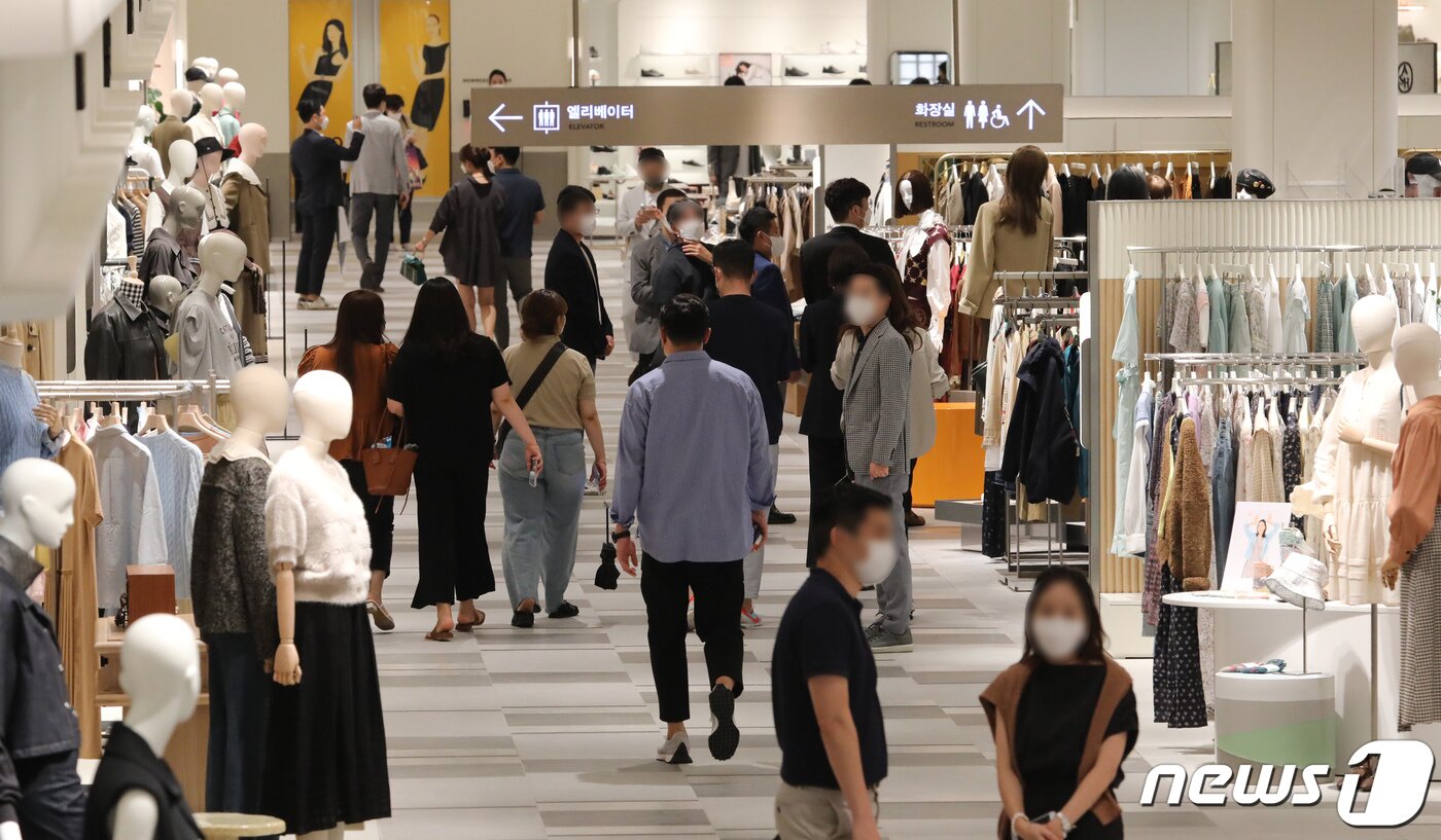 본문 이미지 - 신세계백화점 대전점 프리 오픈일인 25일 대전시 유성구 신세계백화점에서 이용객들이 쇼핑을 하고 있다. 2021.8.25/뉴스1 ⓒ News1 장수영 기자